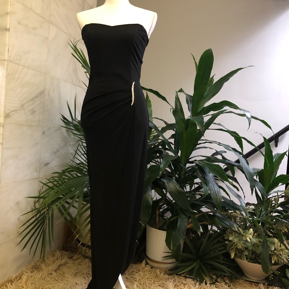 Dramatic Strapless Body Con Dress by Hugo Buscati